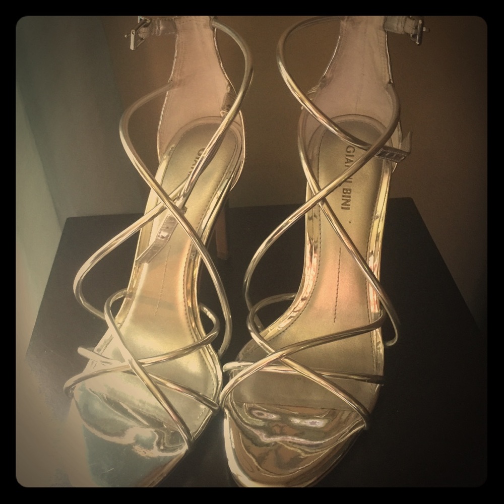 Gianna Bini Silver heels